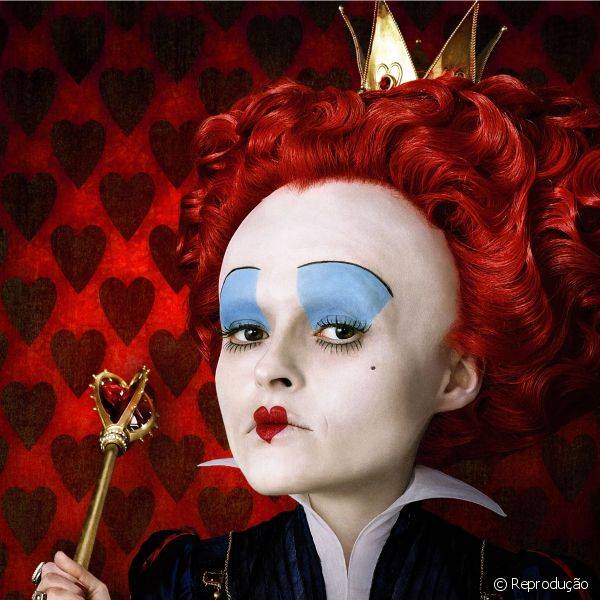 Alice no País das Maravilhas, 2010 - Uma forma mais cômica, mas ainda assim delicada de usar o batom vermelho apareceu nos lábios da Rainha Vermelha. Reduzido apenas ao centro da boca, o pigmento foi usado em forma de coração.